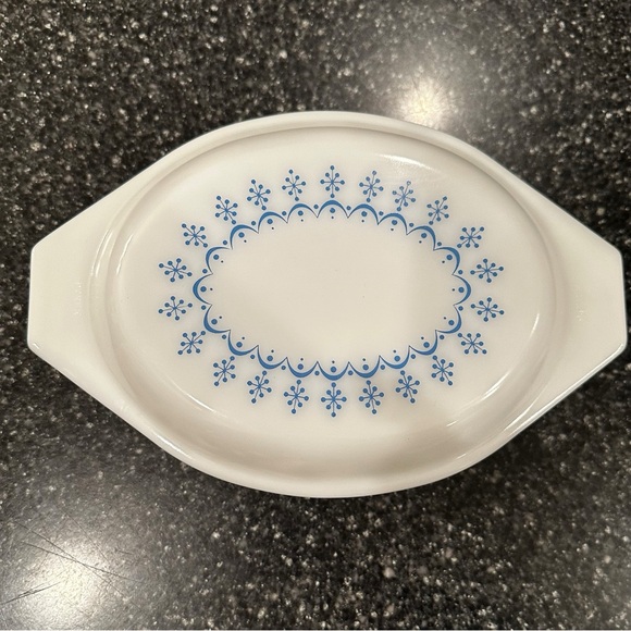 Vintage Pyrex Snowflake Blue 1.5 Quart Casserole Dish With Lid - Picture 2 of 7